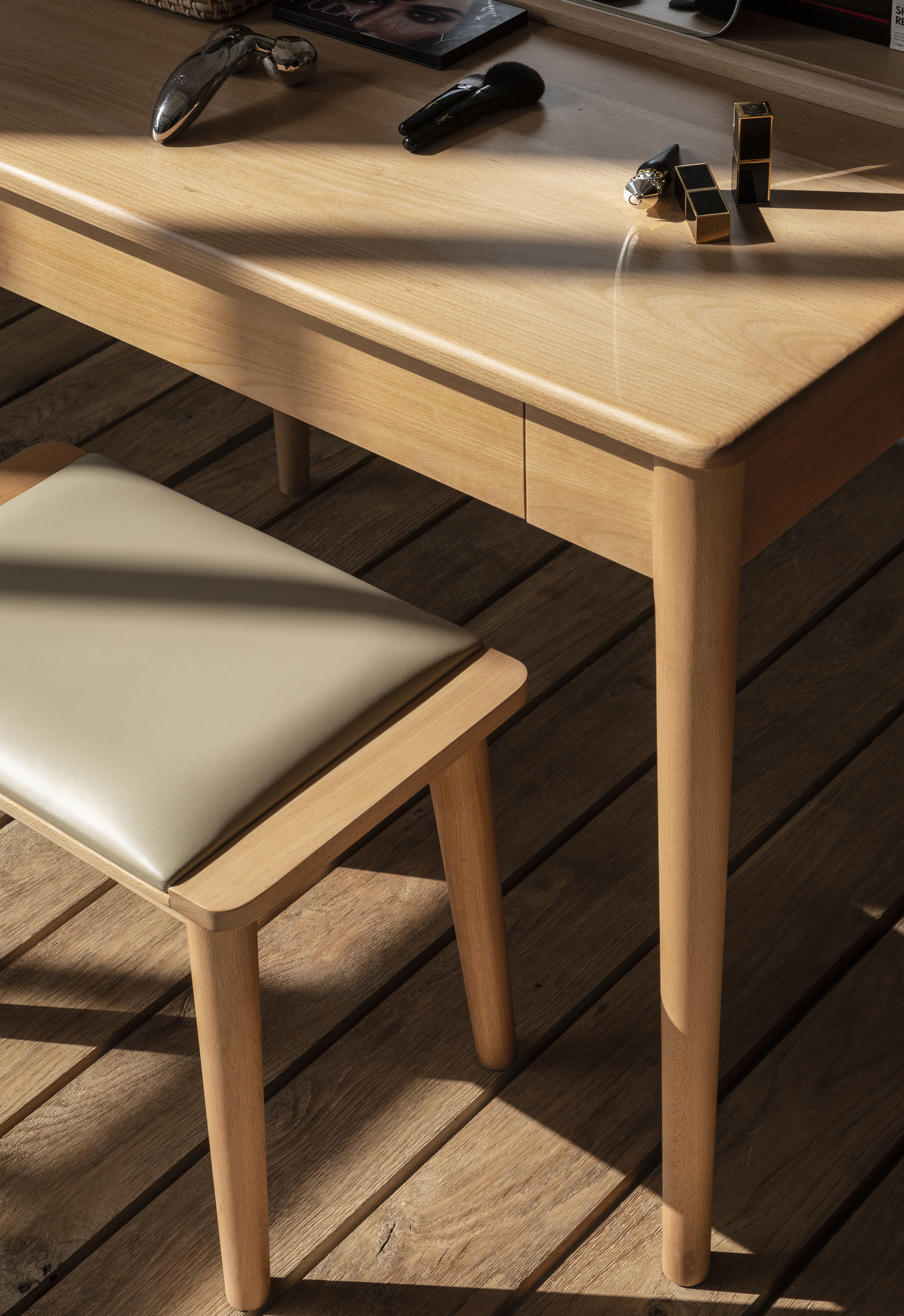 Furniture designer Ren Mengying，