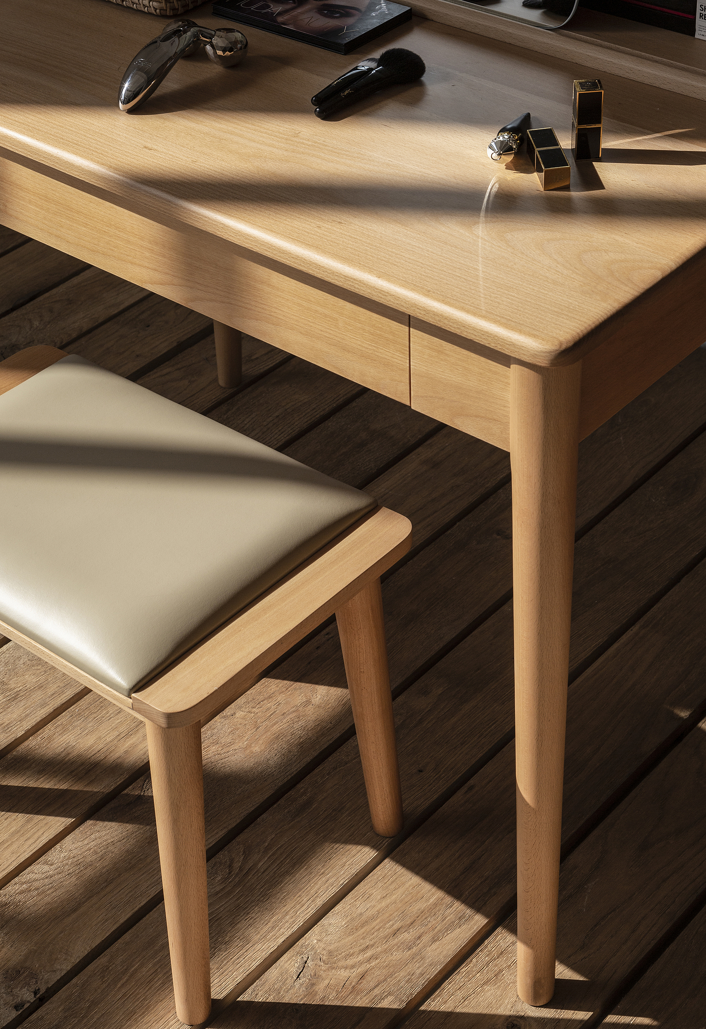Furniture designer Ren Mengying，