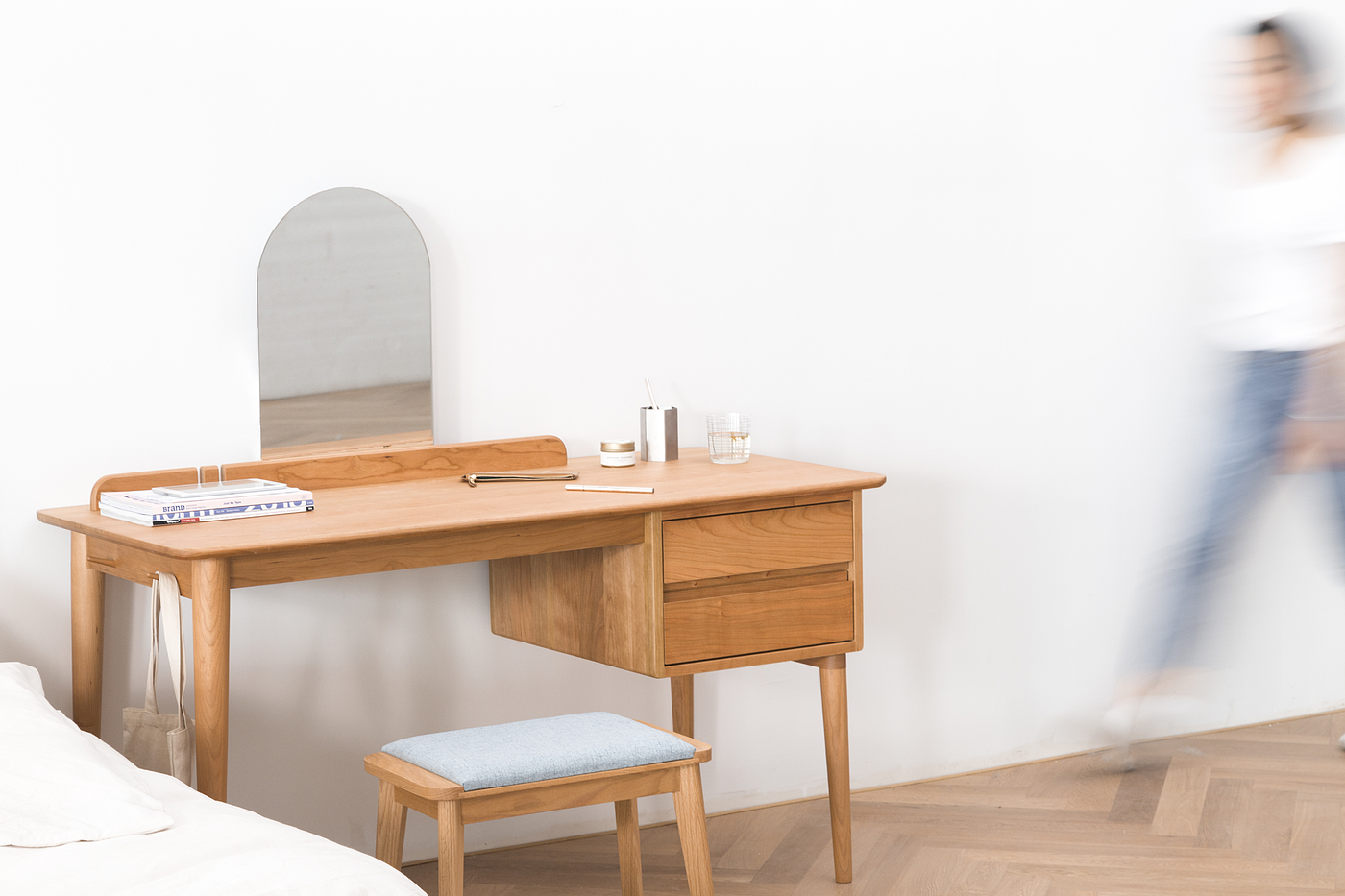 Furniture designer Ren Mengying，