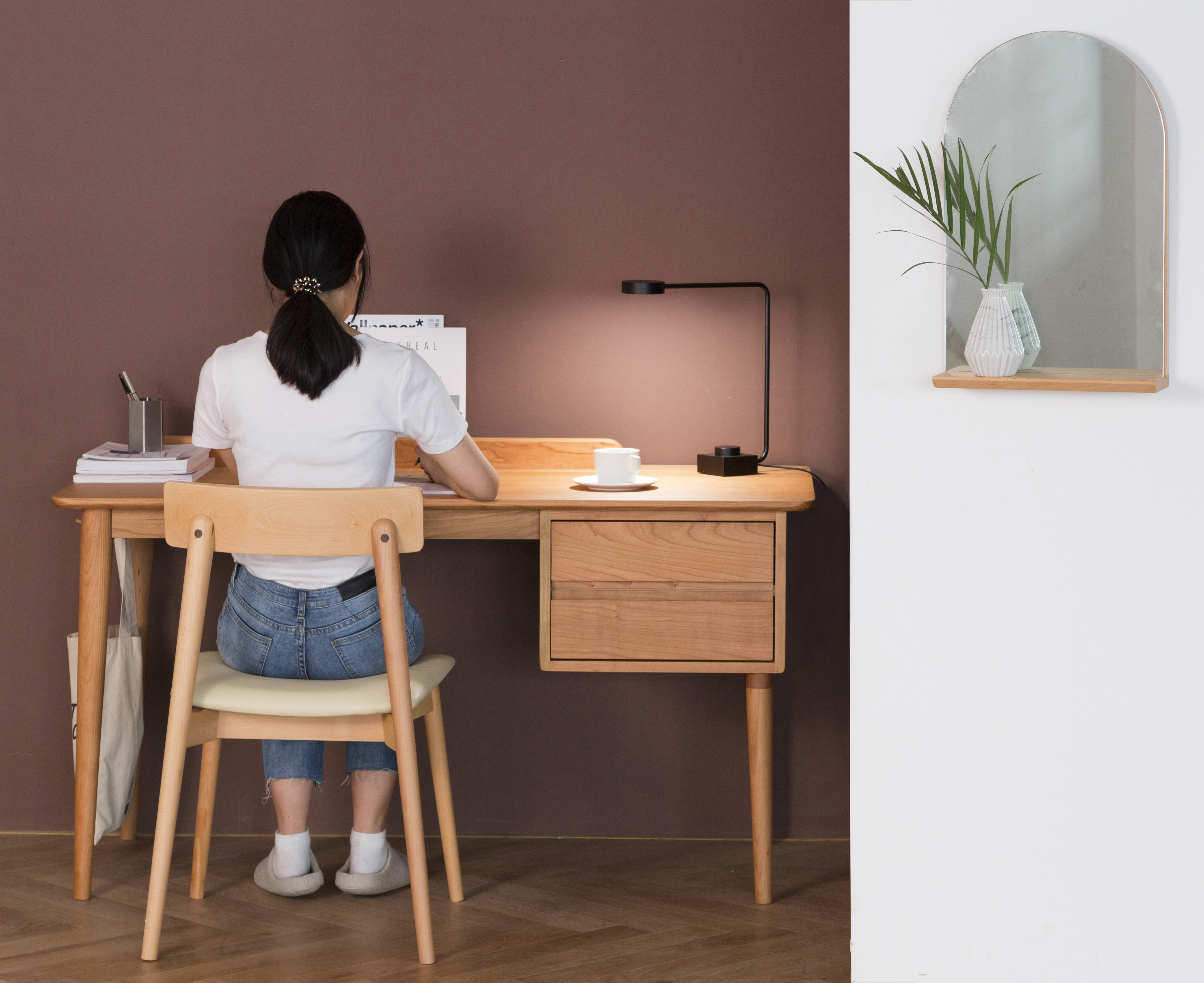 Furniture designer Ren Mengying，