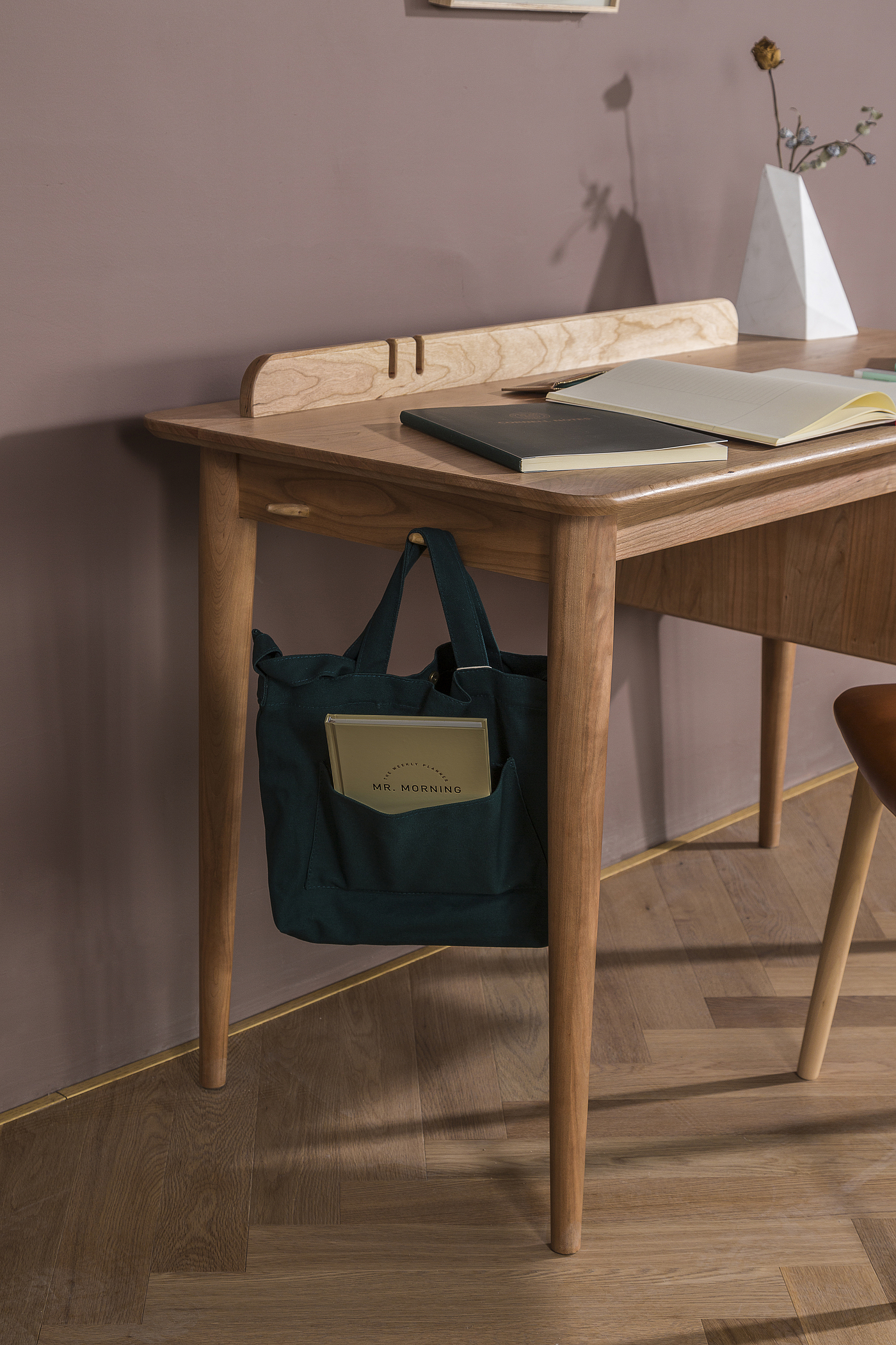 Furniture designer Ren Mengying，