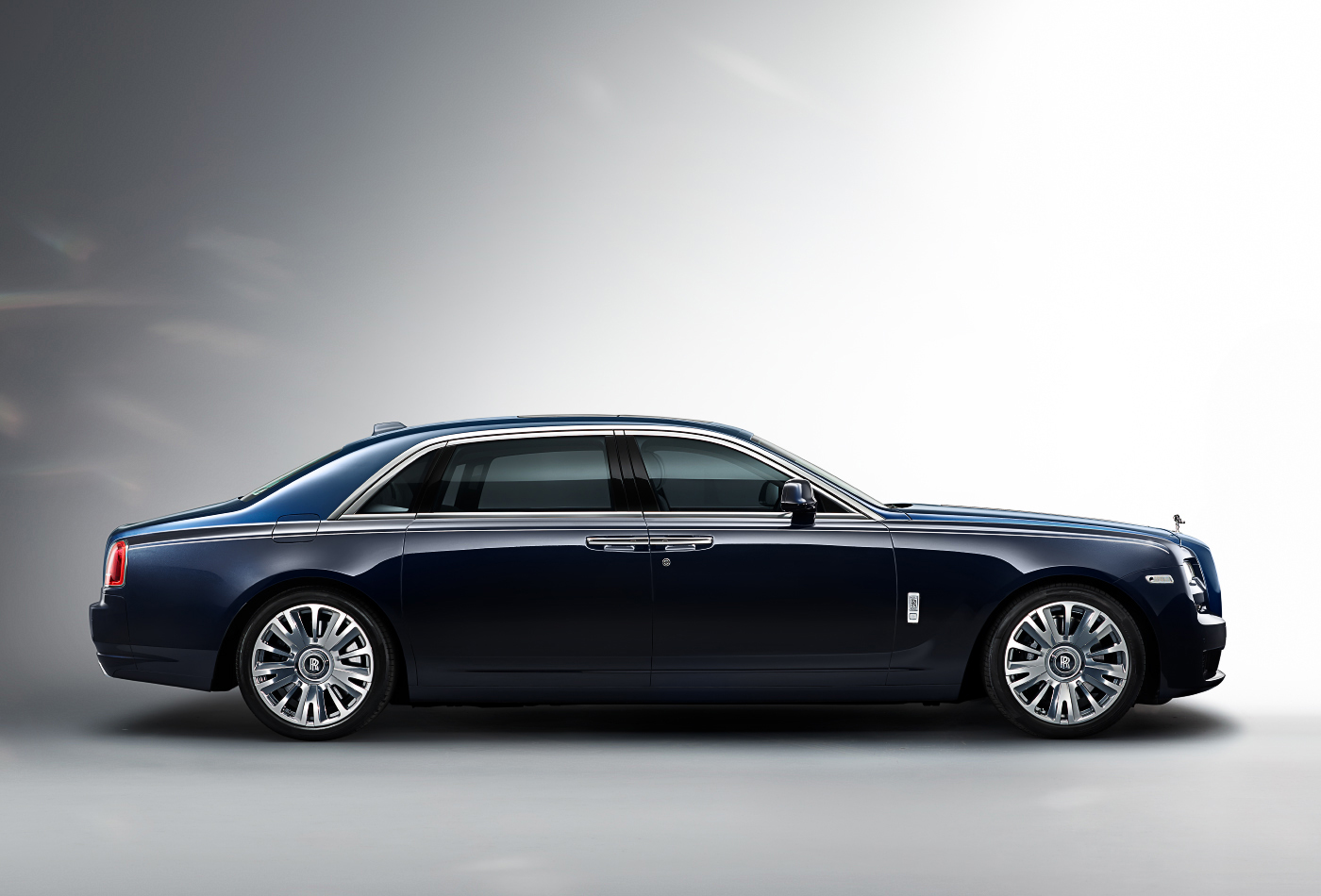 blue，Automobile design，Rolls Royce Ghost，