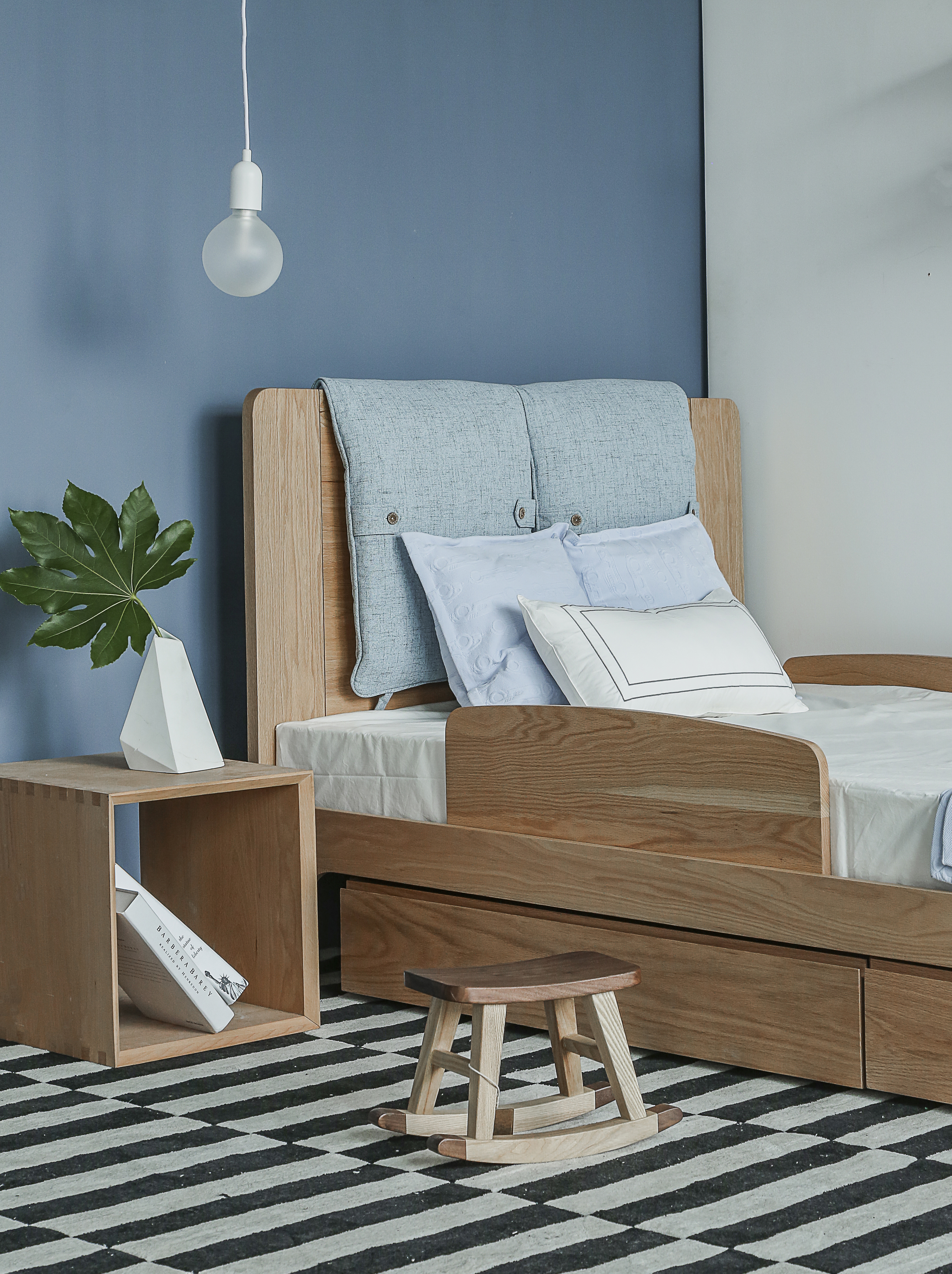 Furniture designer Ren Mengying，