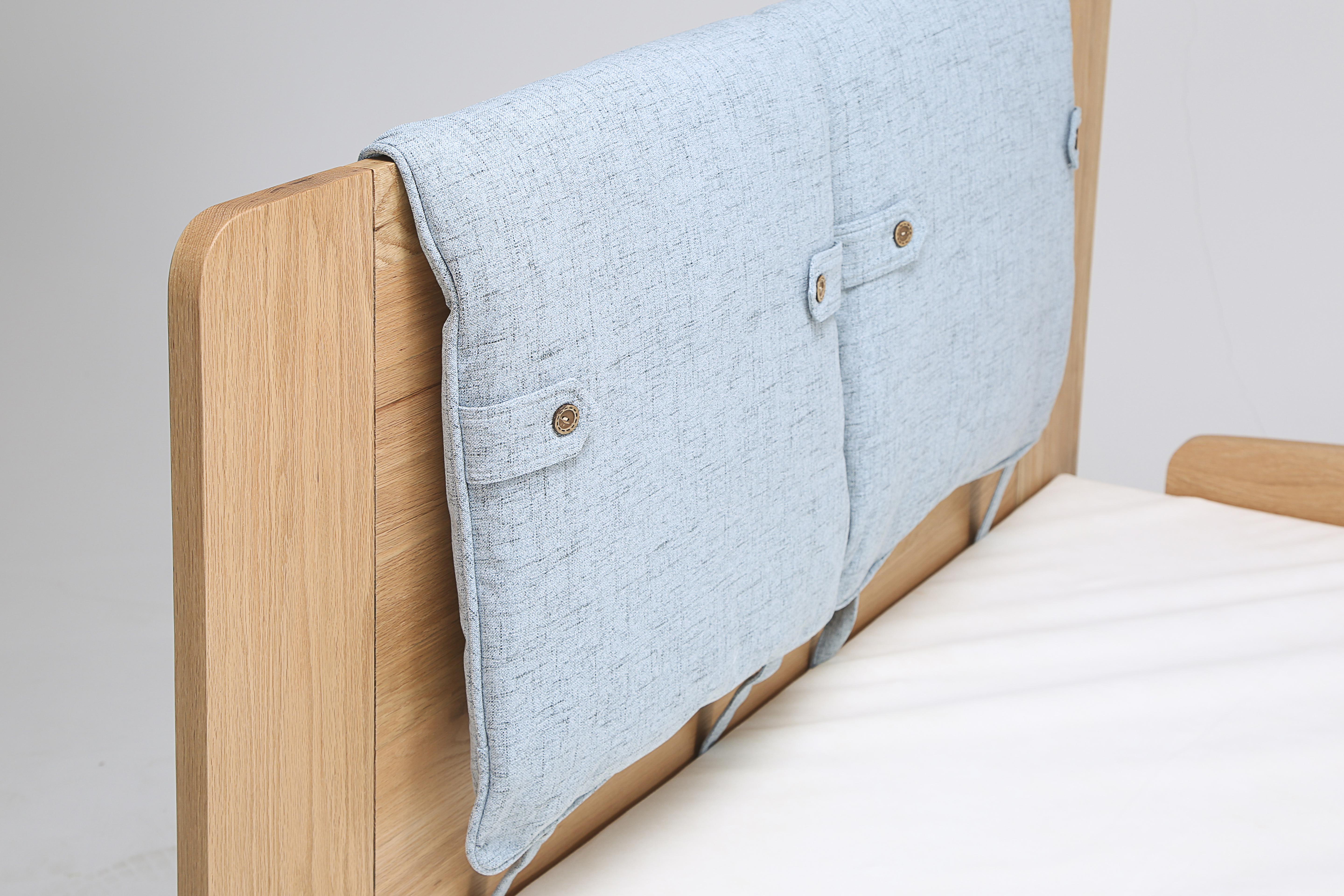 Furniture designer Ren Mengying，