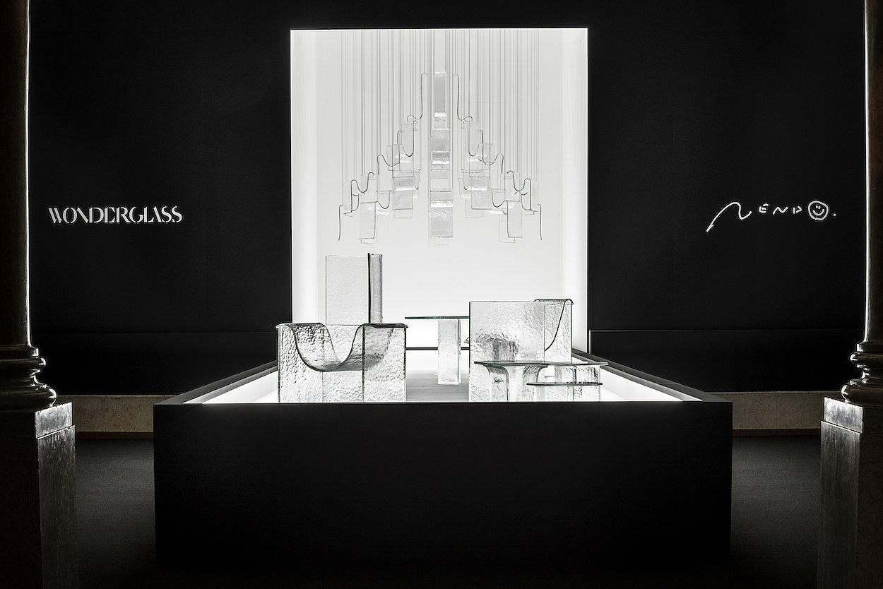 Melt，Glass，chair，a chandelier，