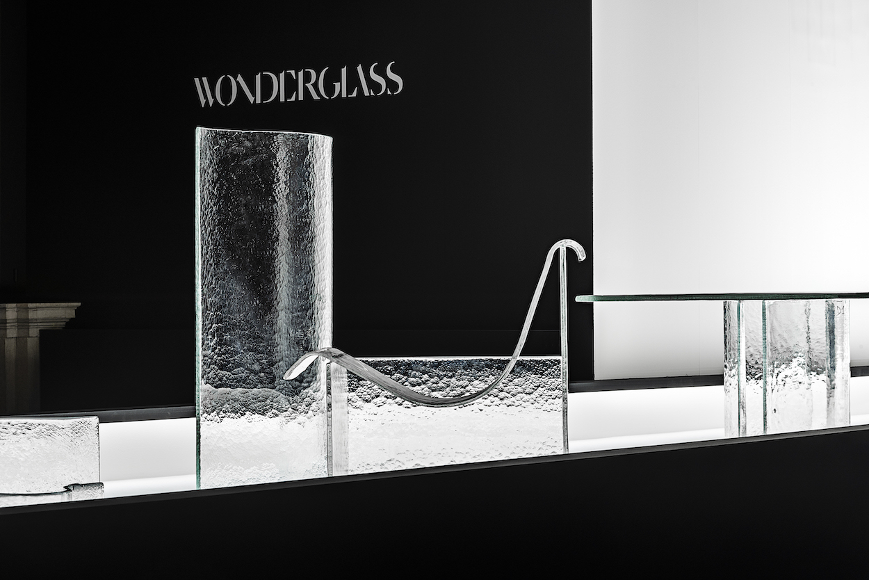 Melt，Glass，chair，a chandelier，