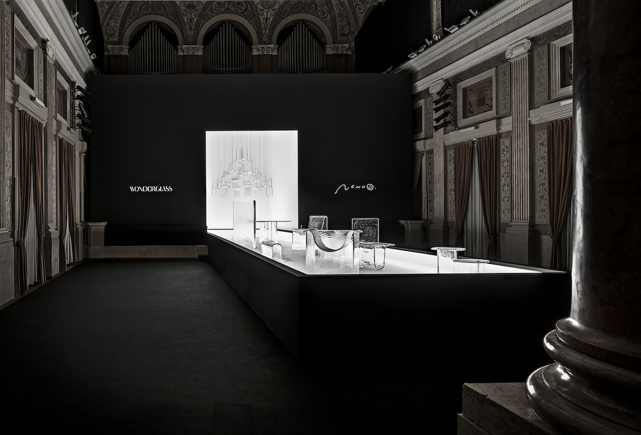 Melt，Glass，chair，a chandelier，