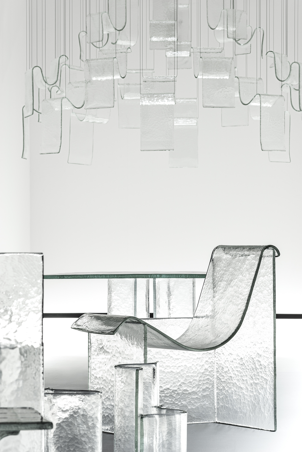 Melt，Glass，chair，a chandelier，
