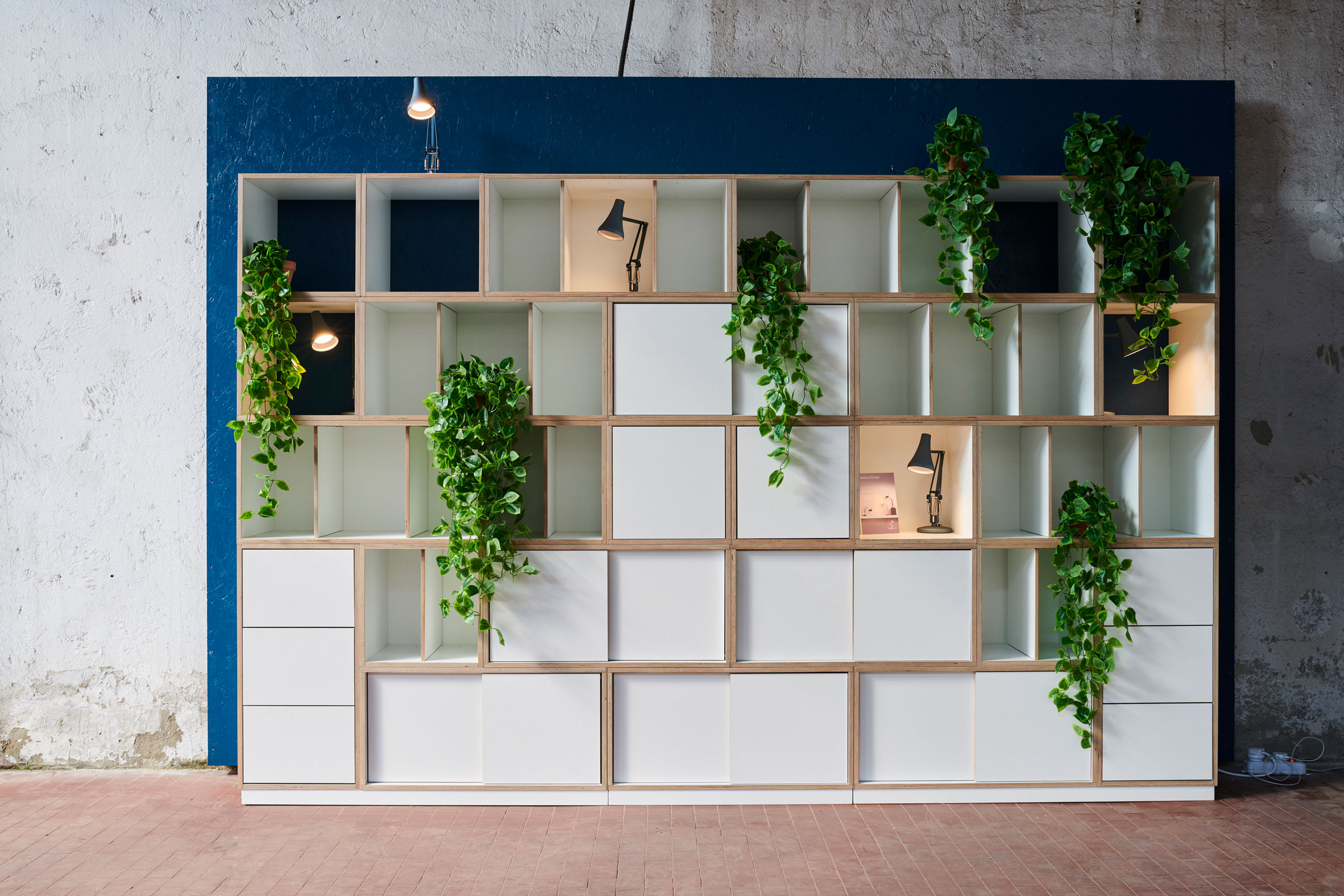 Bob，white，cabinet，Receive，