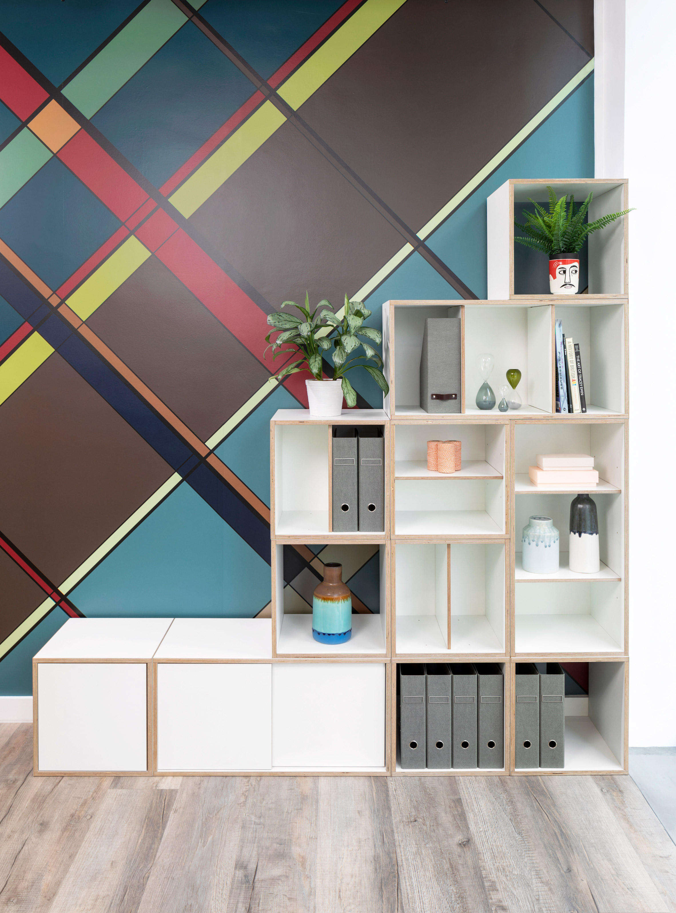 Bob，white，cabinet，Receive，