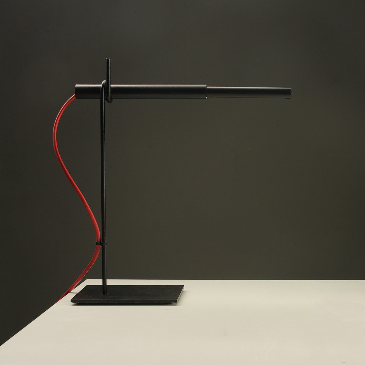 tan，Desk lamp，Postmodern Design，Desk lamp，floodlight，