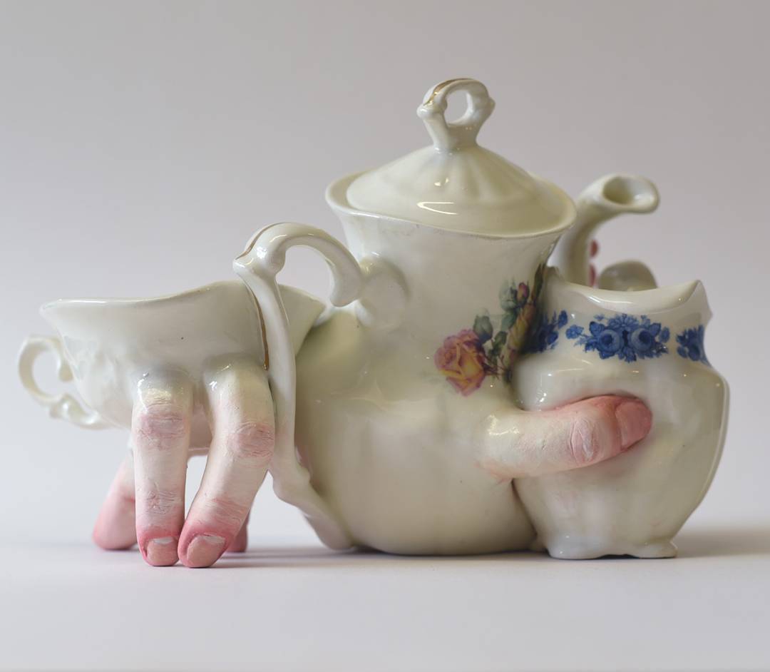 body，Rows of items，tableware，ceramics，