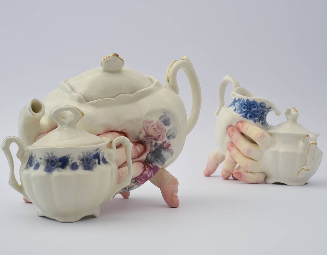 body，Rows of items，tableware，ceramics，