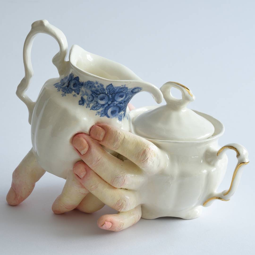 body，Rows of items，tableware，ceramics，