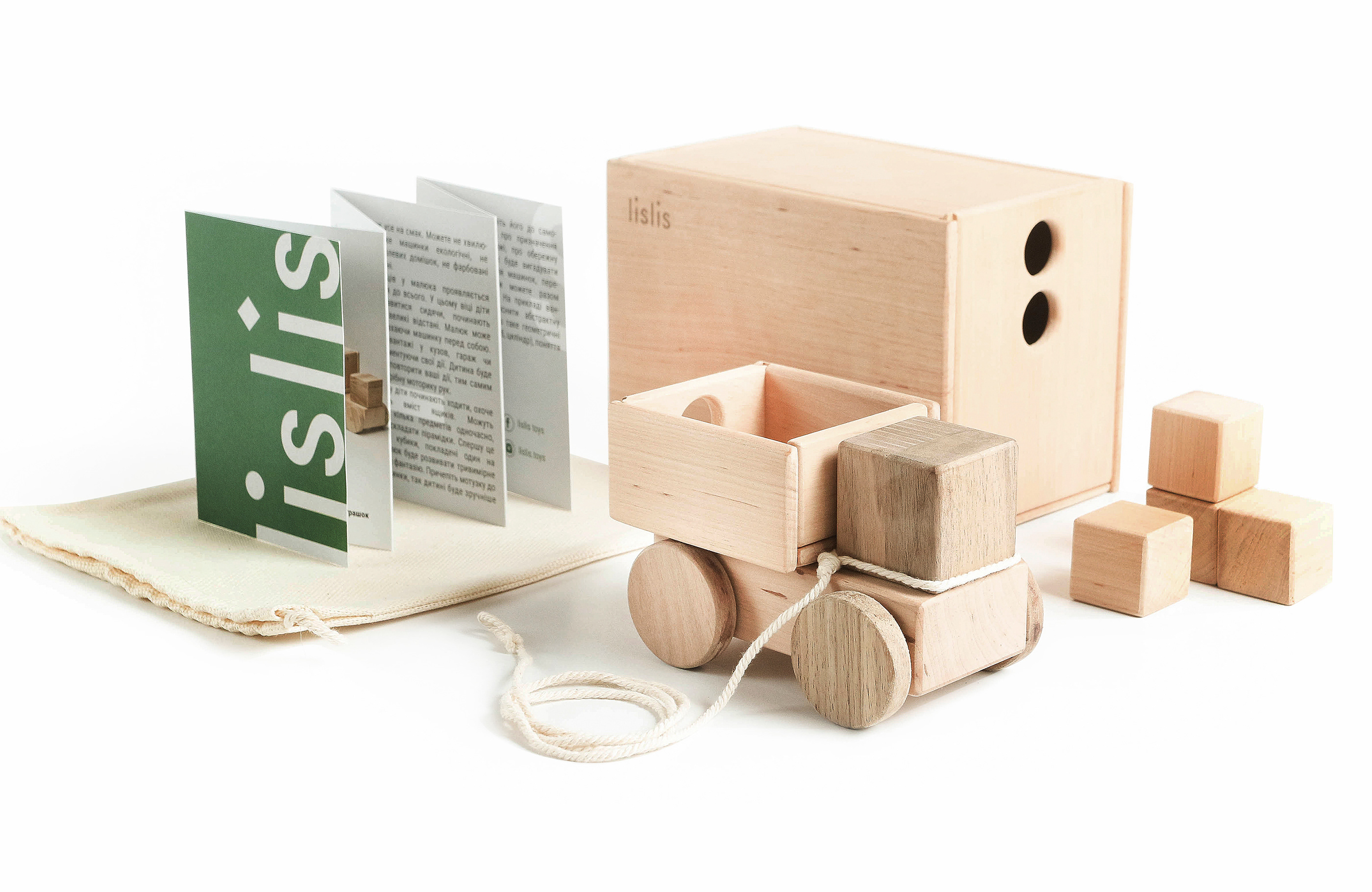 child，Toys，truck，wooden ，