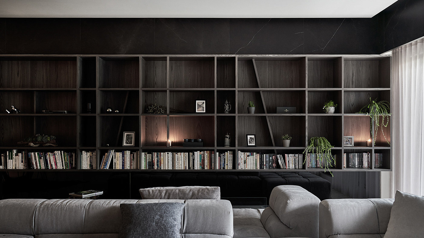 quiet，Solemn，indoor，
