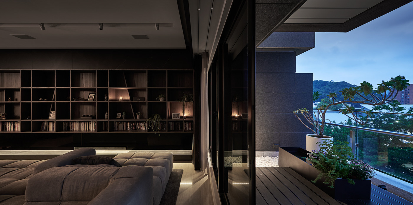 quiet，Solemn，indoor，