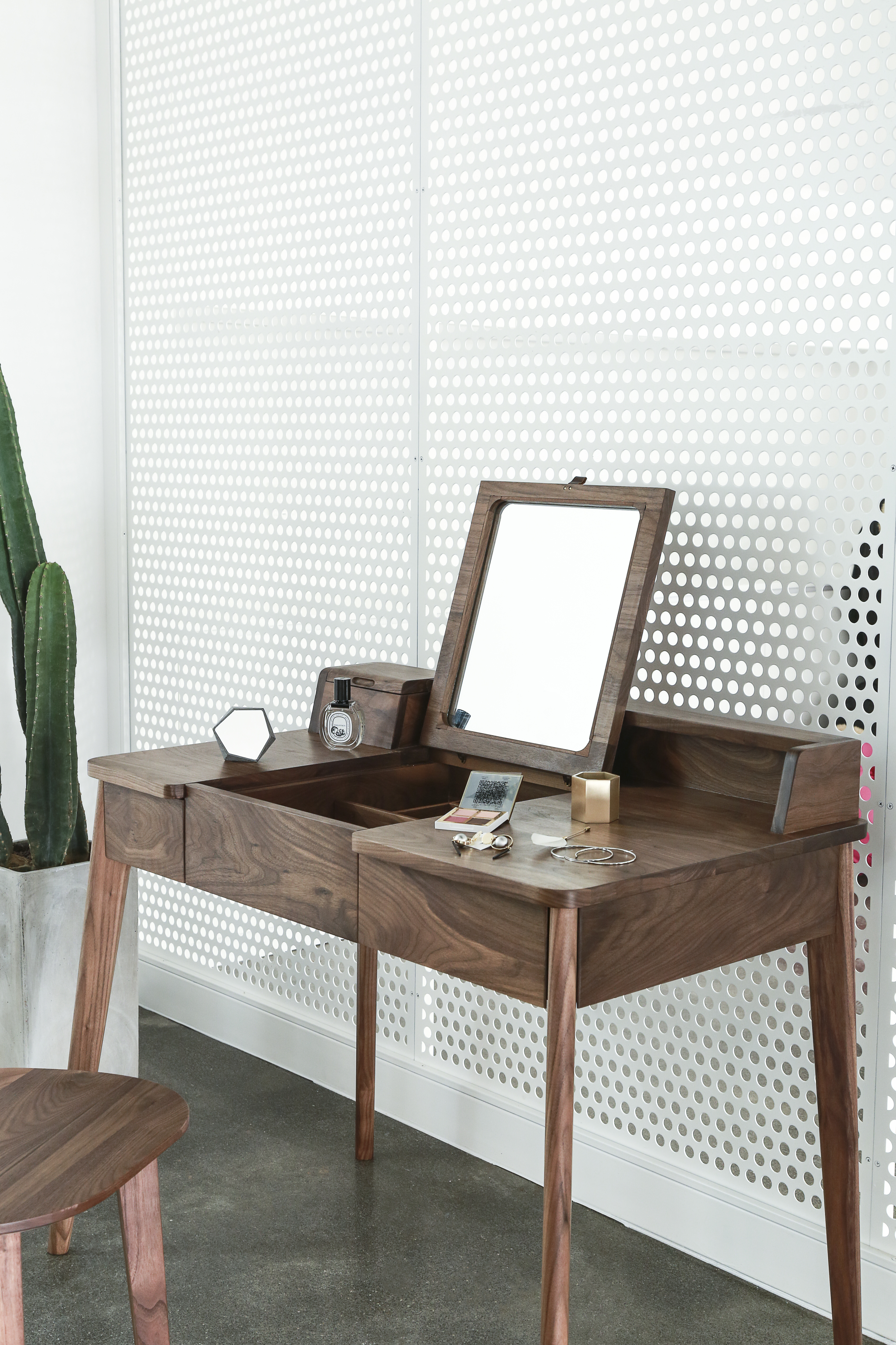 Furniture designer Ren Mengying，