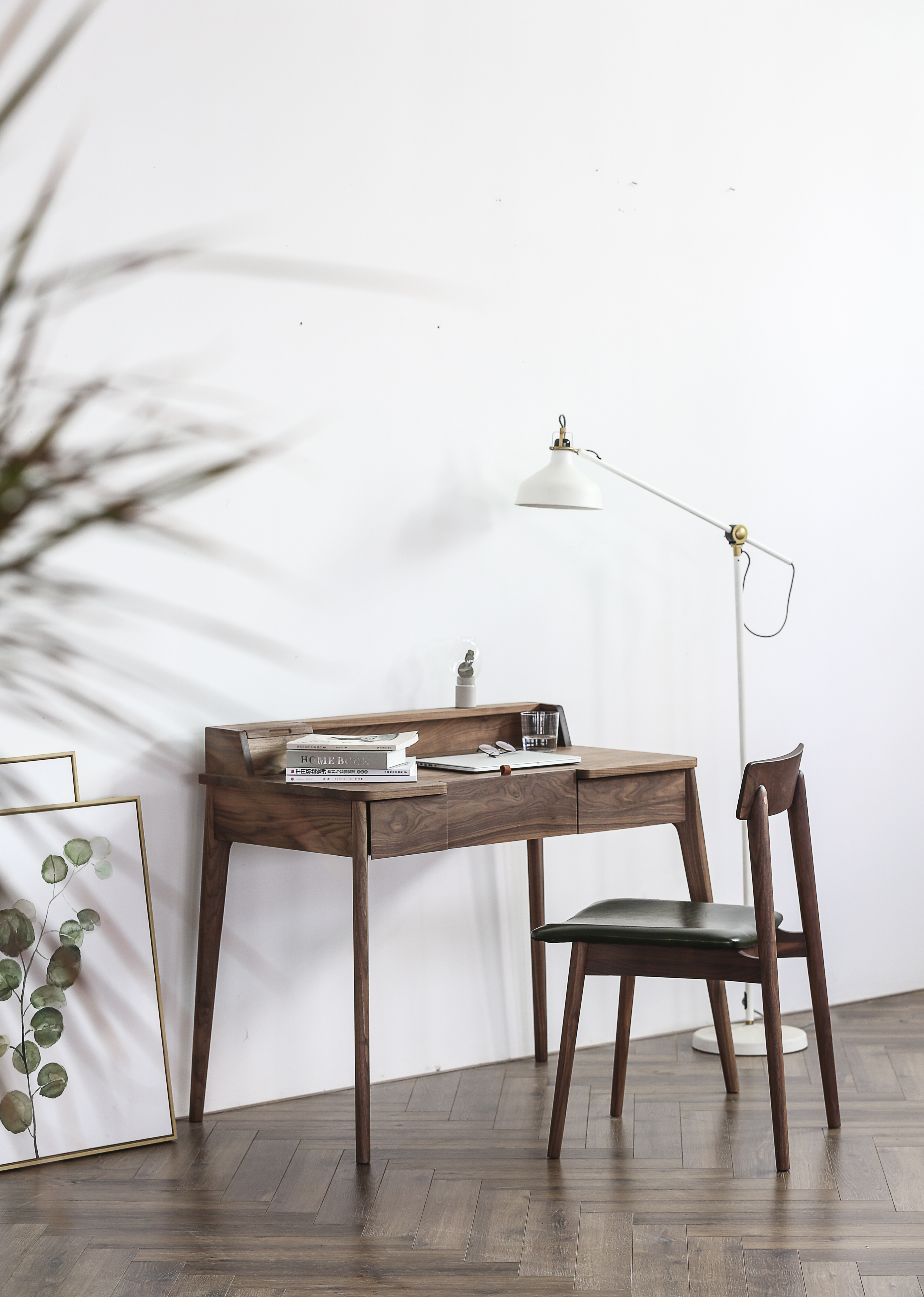 Furniture designer Ren Mengying，