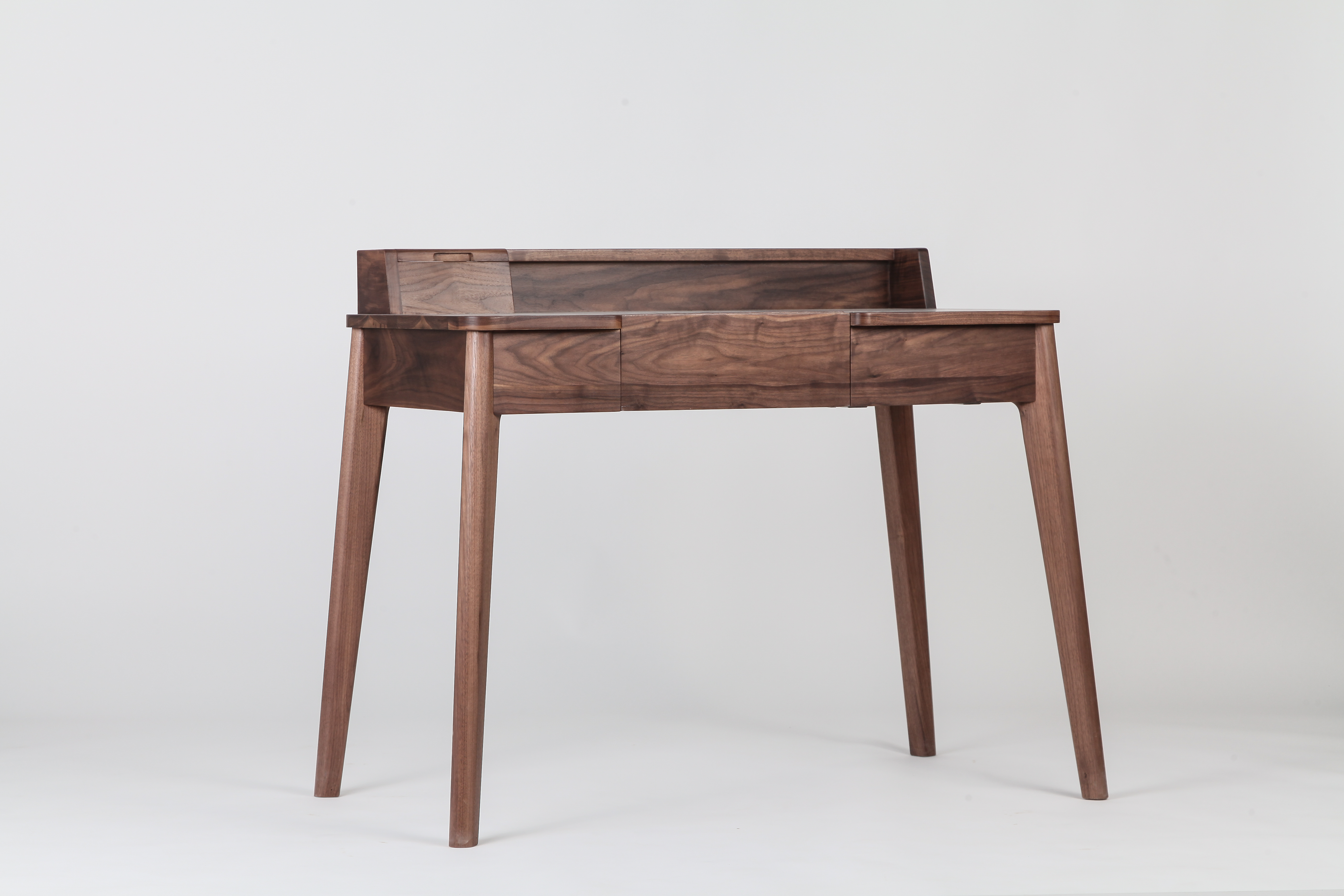 Furniture designer Ren Mengying，