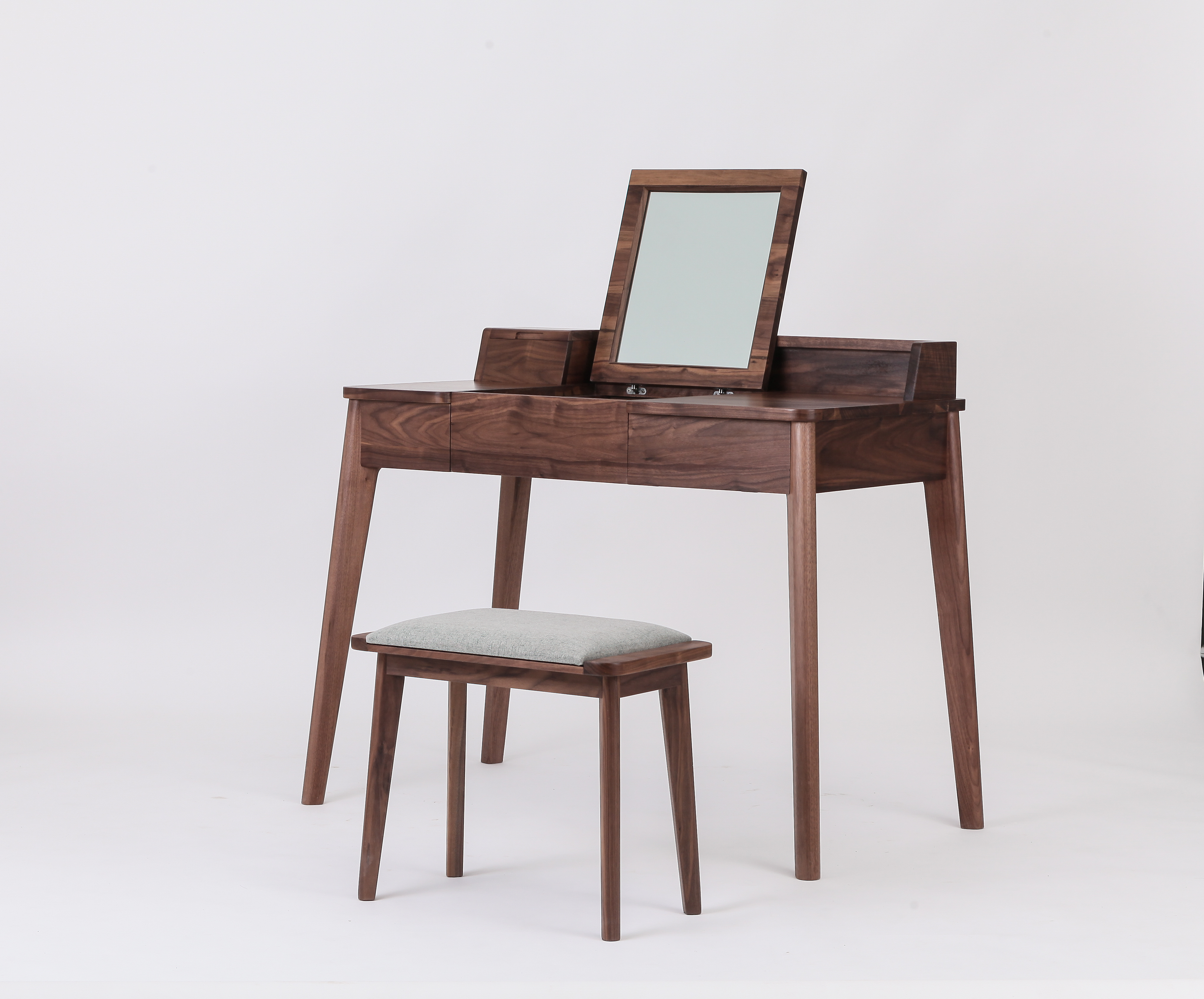 Furniture designer Ren Mengying，