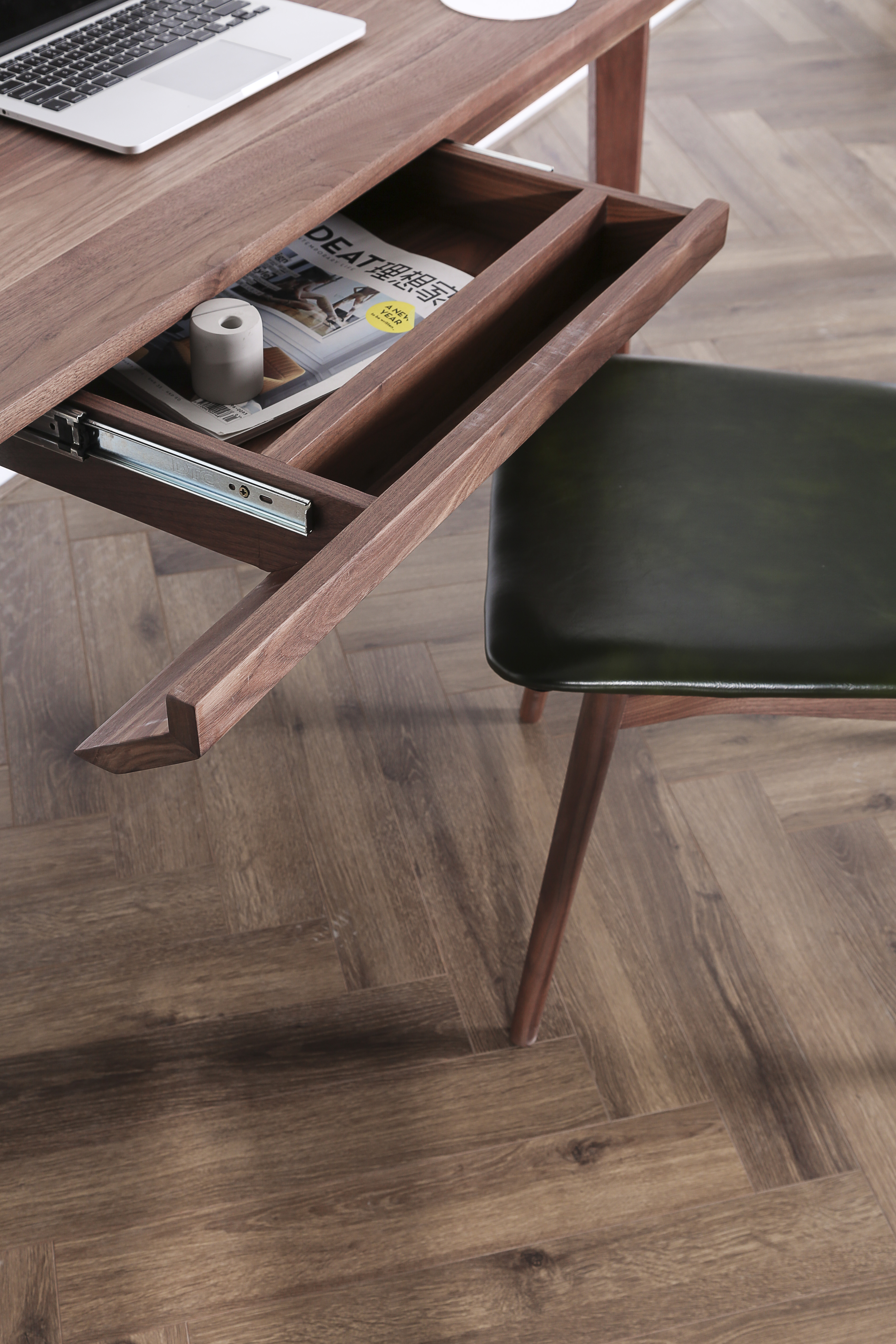 Furniture designer Ren Mengying，