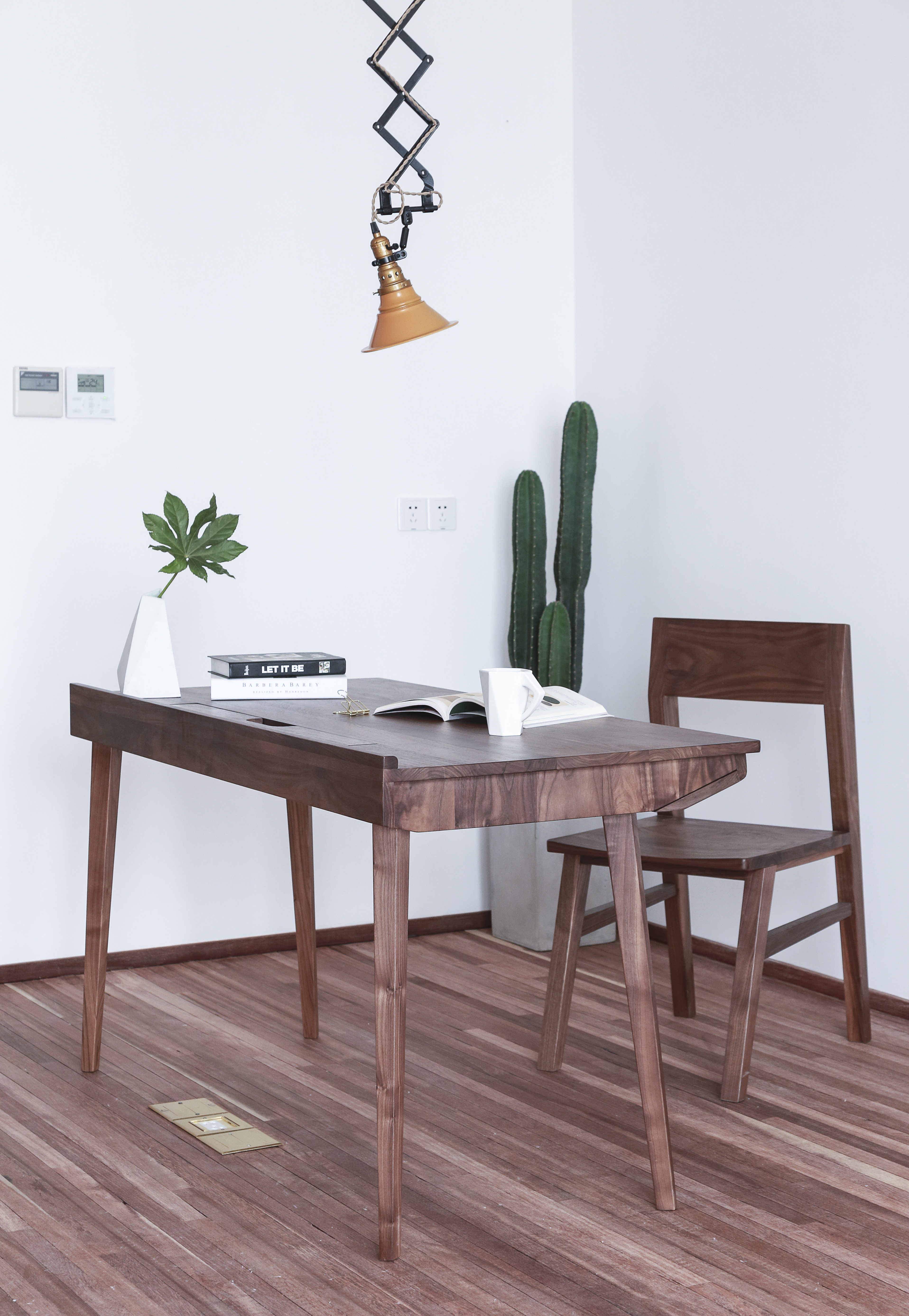 Furniture designer Ren Mengying，