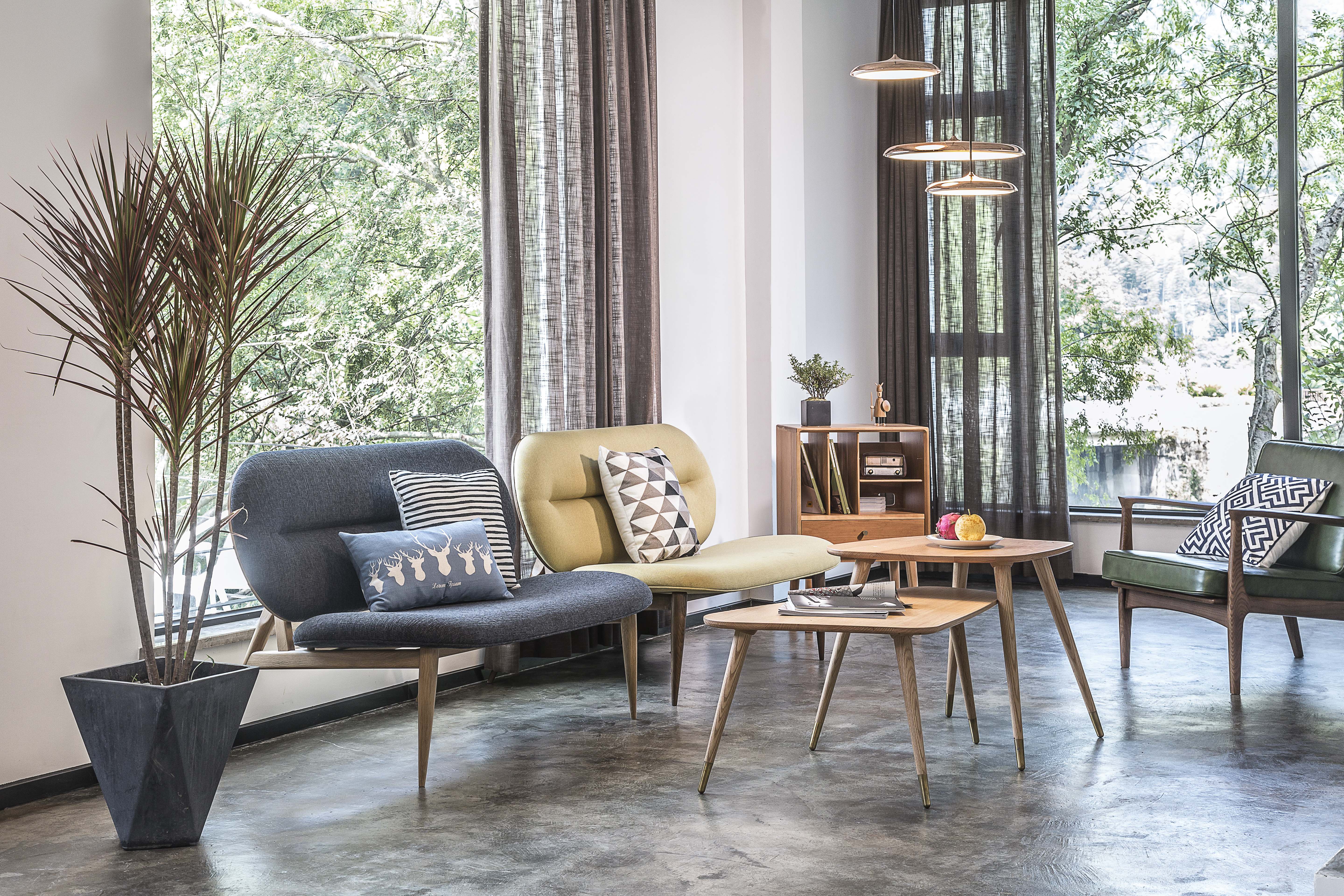 Furniture designer Ren Mengying，