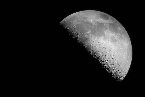 Minimalist，fashion，motion，mysterious，