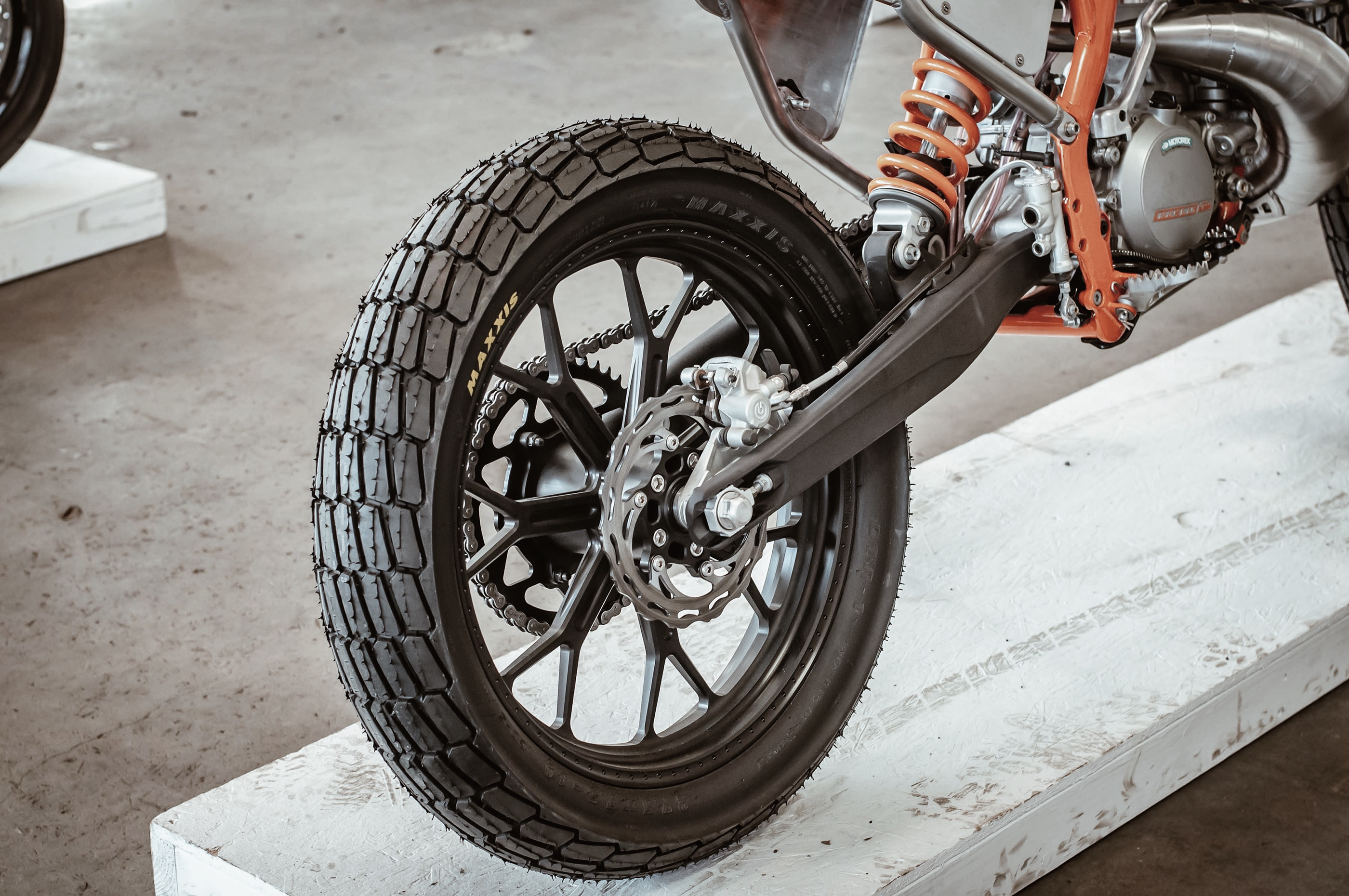 Out of the street，motorcycle，MM-300，