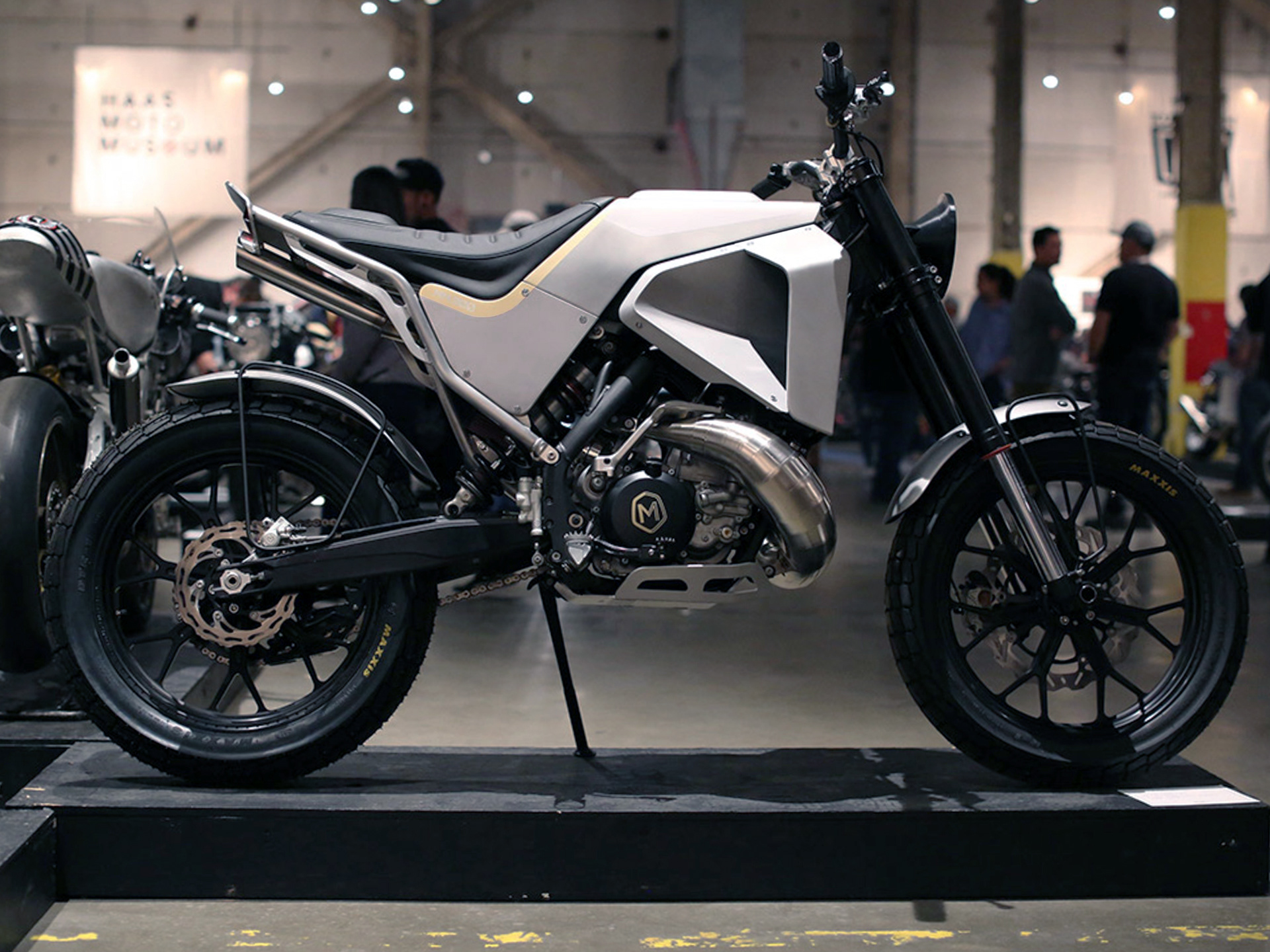 Out of the street，motorcycle，MM-300，