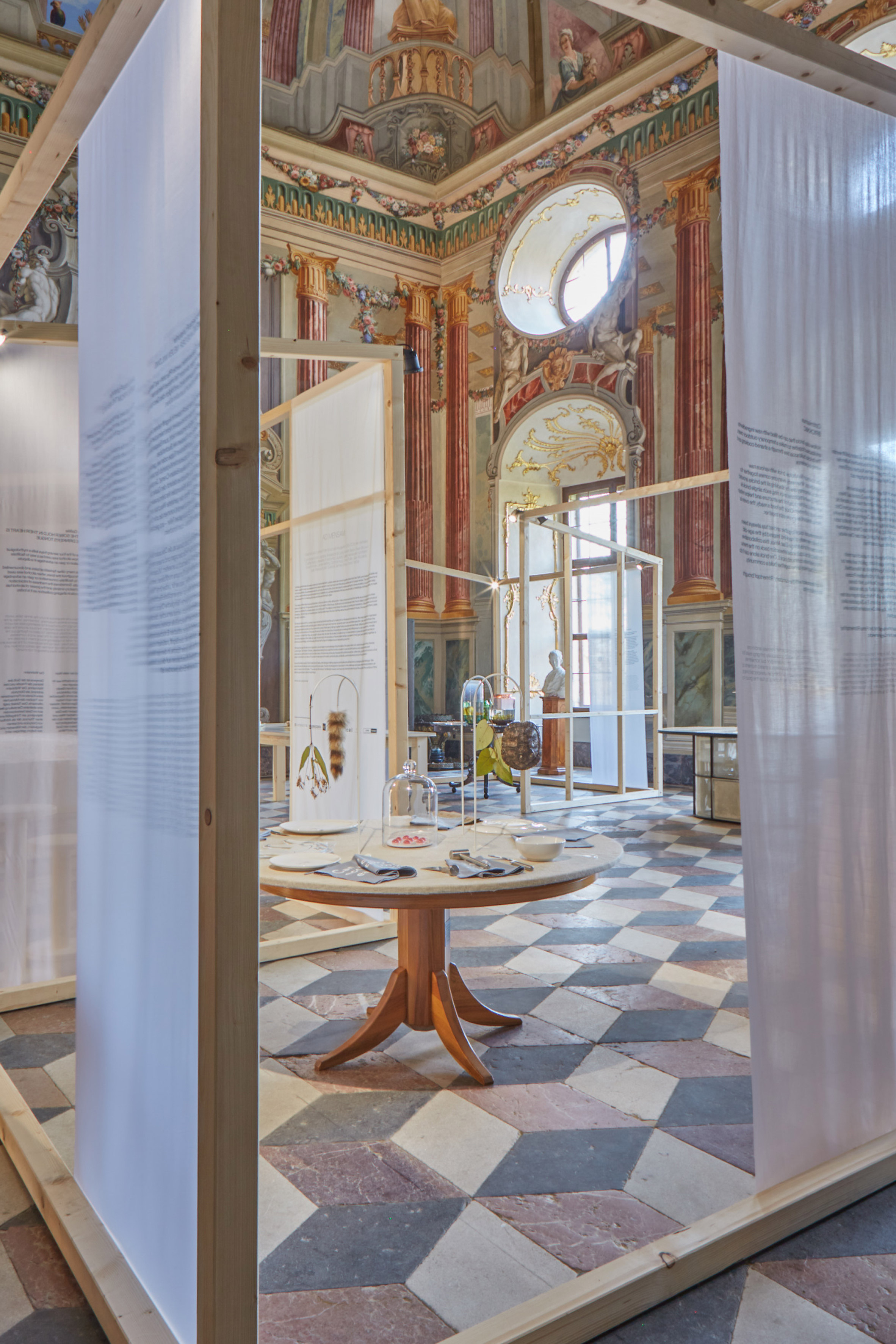 exhibition，table，castle，Hollene Castle，