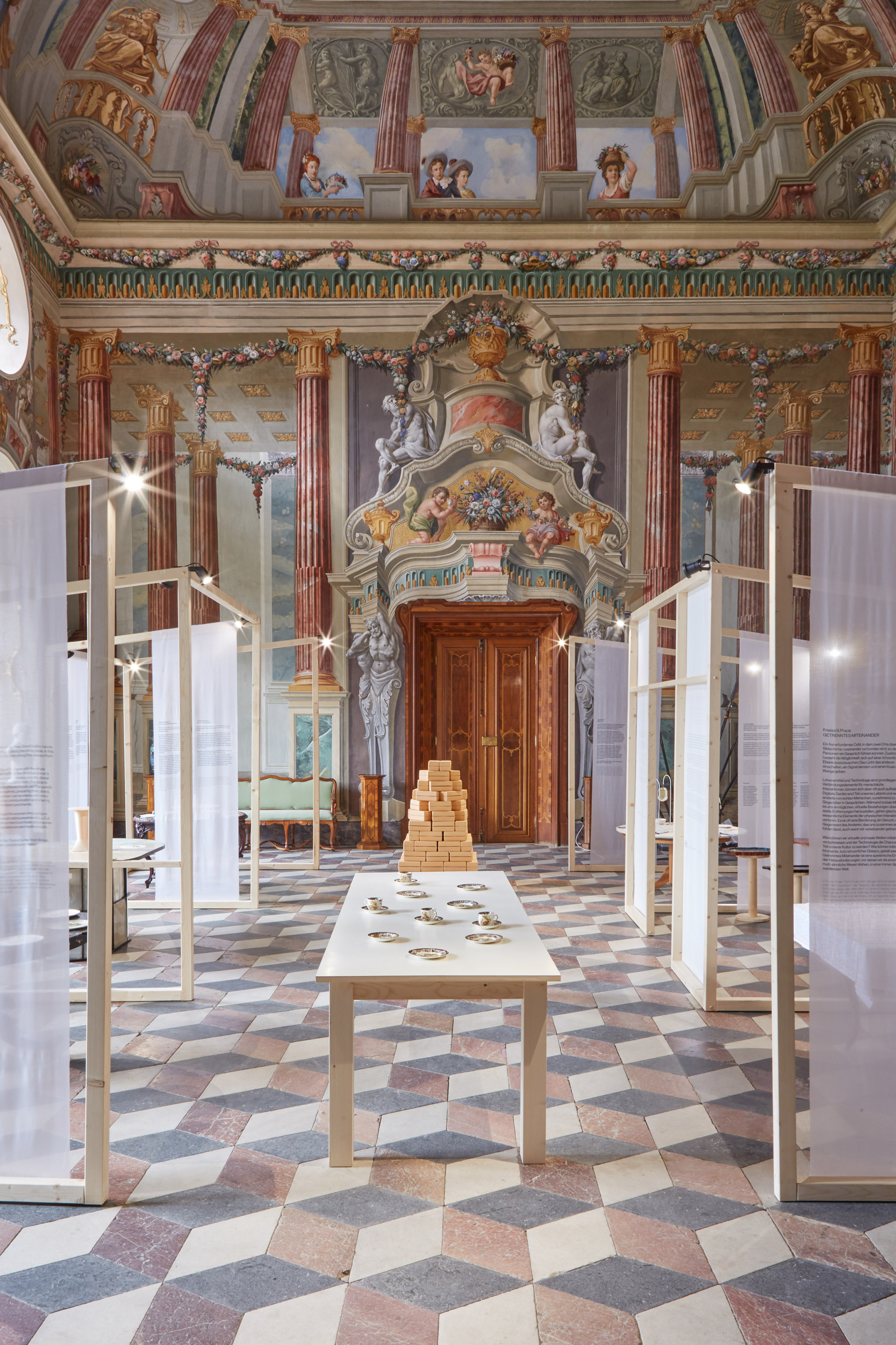 exhibition，table，castle，Hollene Castle，