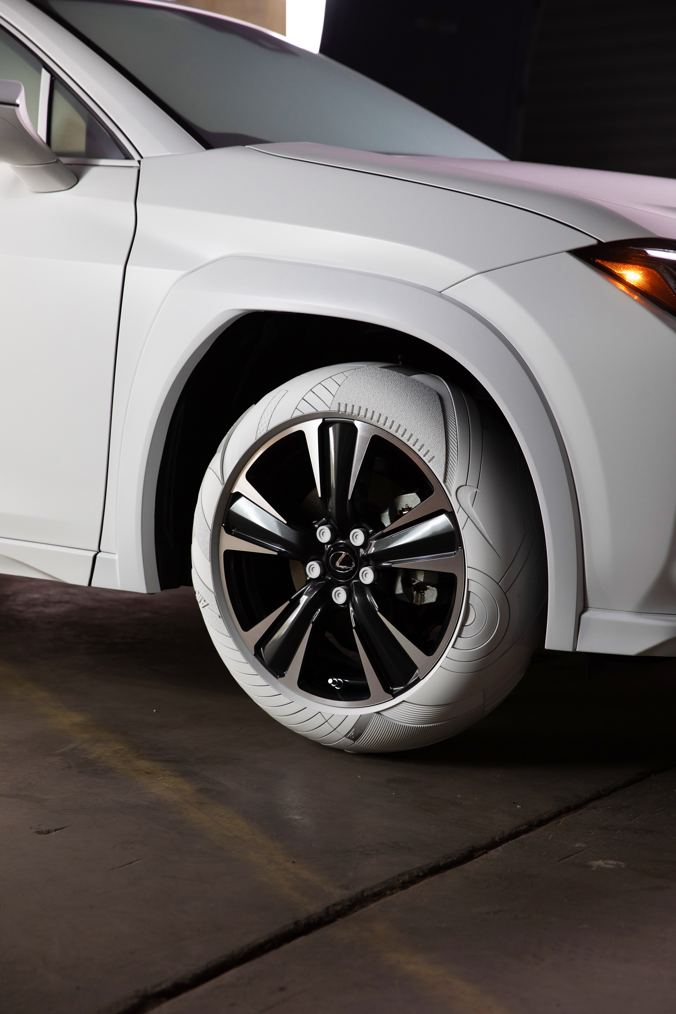 white，Smart phone，Tire design，