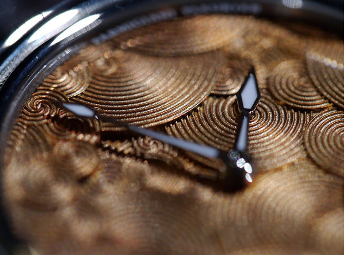 Platinum 18ct dial，Made of rose gold，The wheel replaces the traditional escapement fork，Typical of toric series，Inspired by Japanese Gardens，