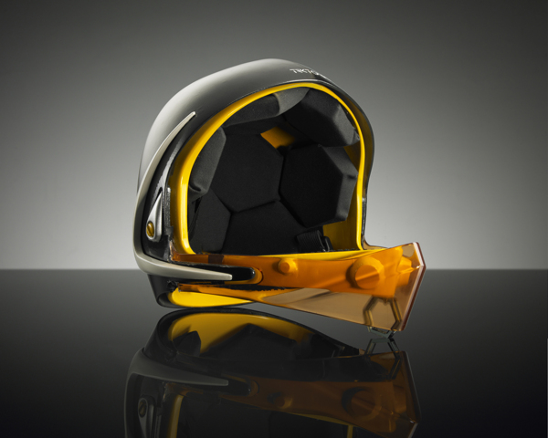 protective clothing，Helmet，motion，outdoors，wear，