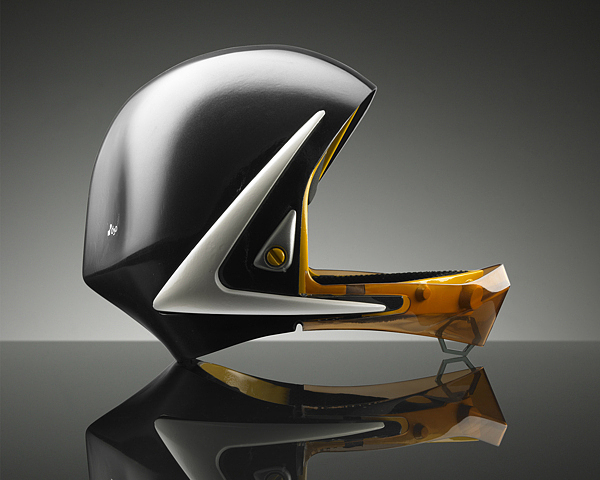 protective clothing，Helmet，motion，outdoors，wear，