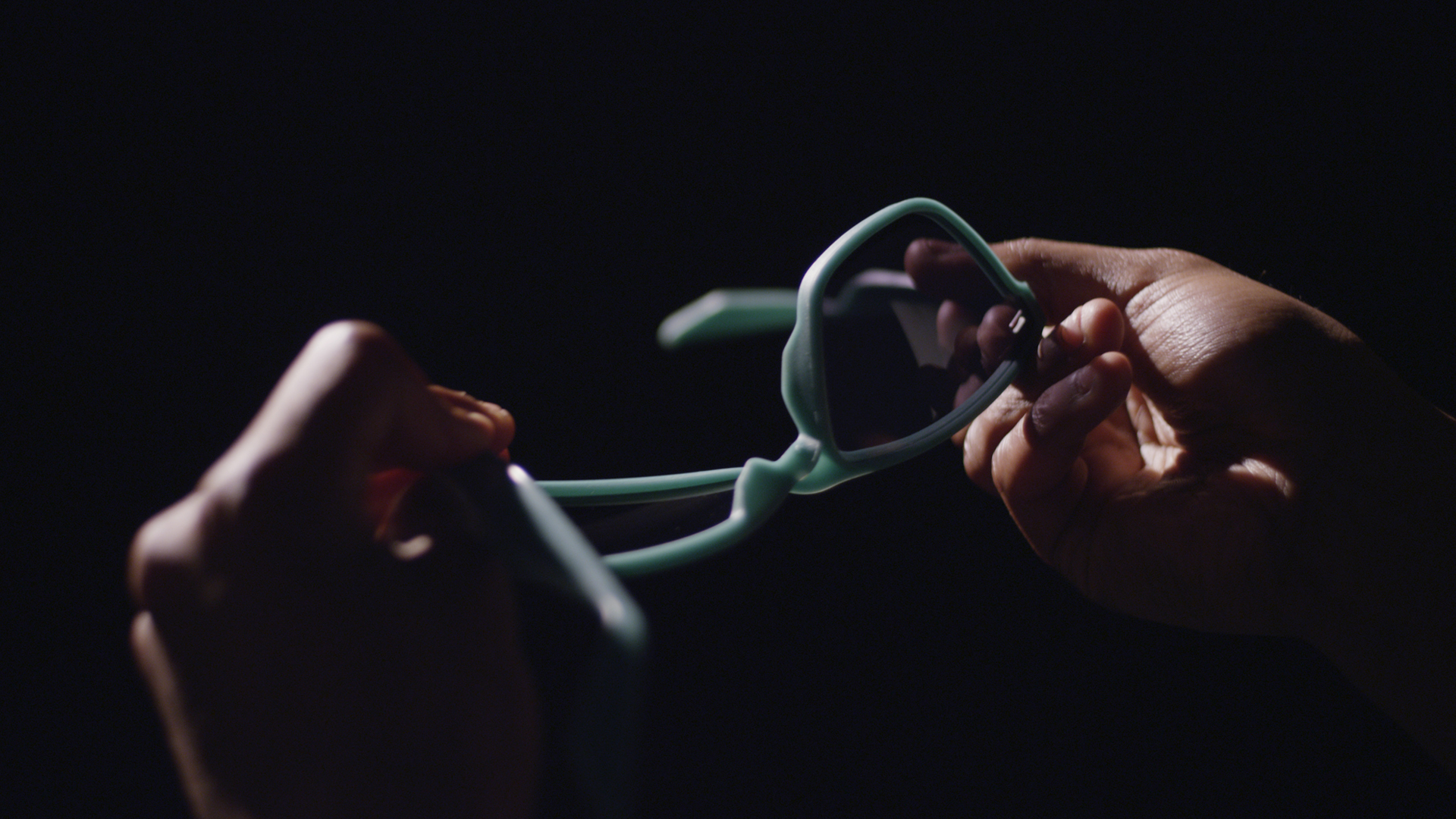 Sunglasses，rubber，red dot，