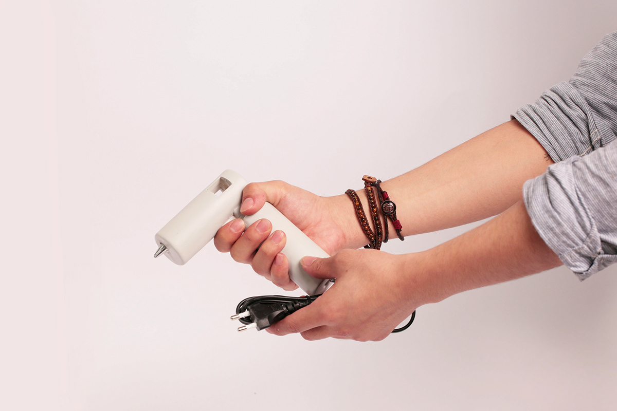 white，Glue gun，Fold，