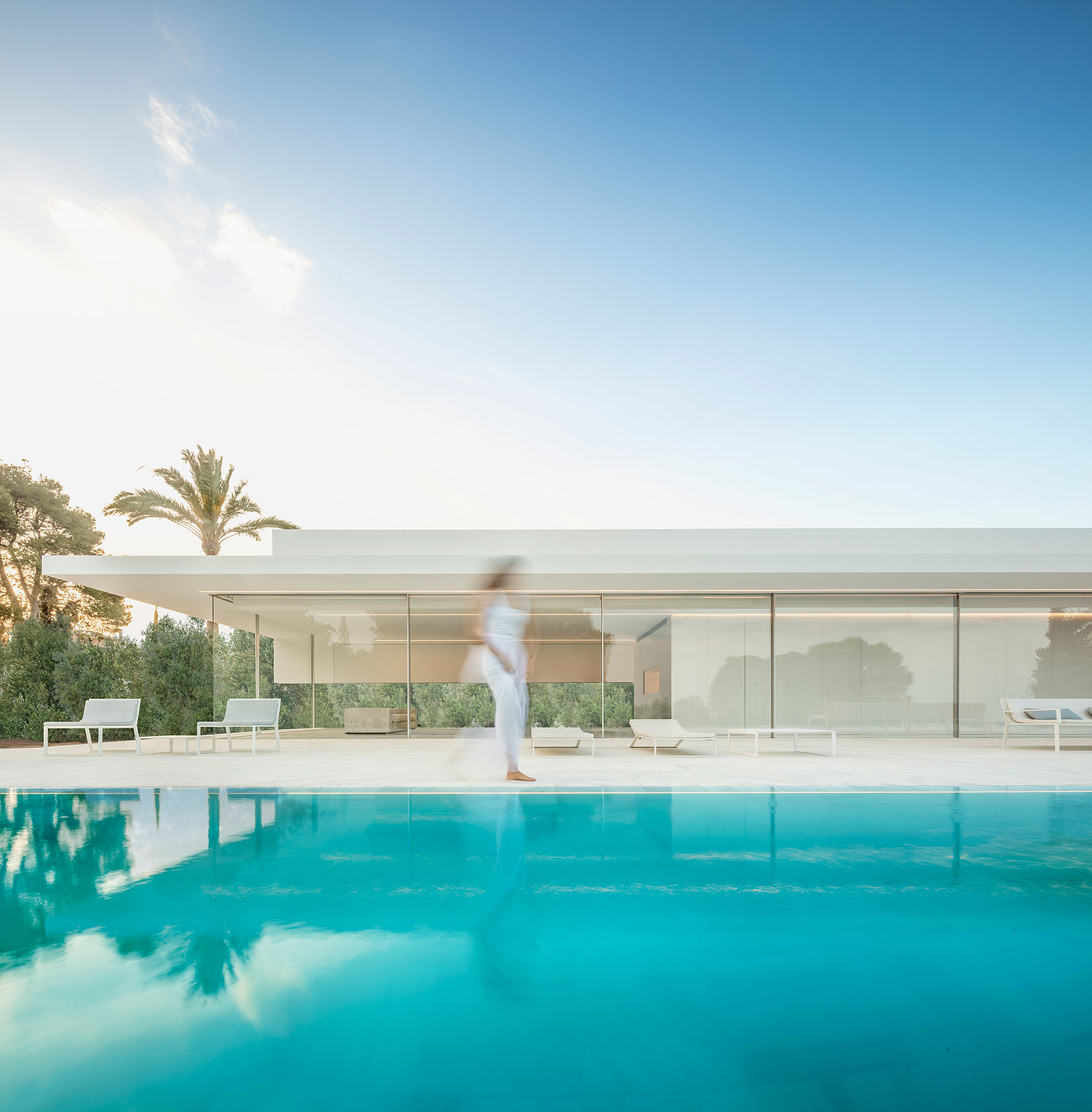 glass house，T-shape，white，house，Hoffman House，