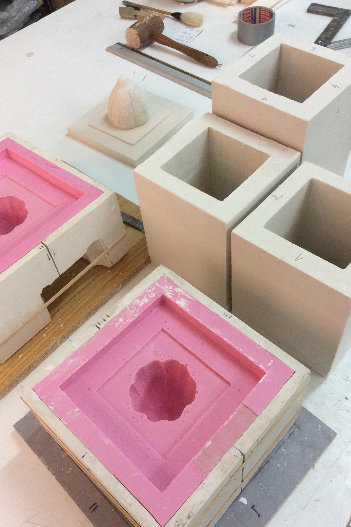 delicate，noble，wood，Glass，Cocoa fruit，Gold and silver foil，