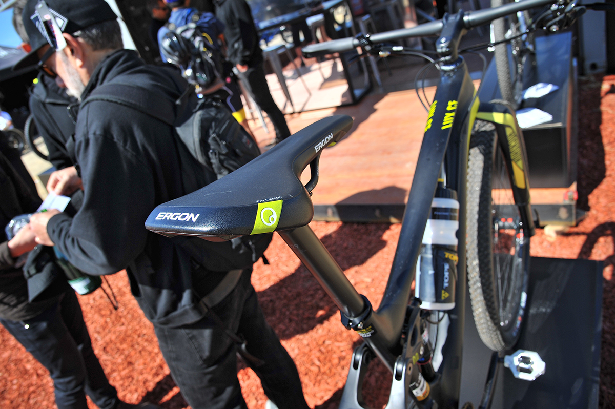 white，Seat design，ERGON SMR3，