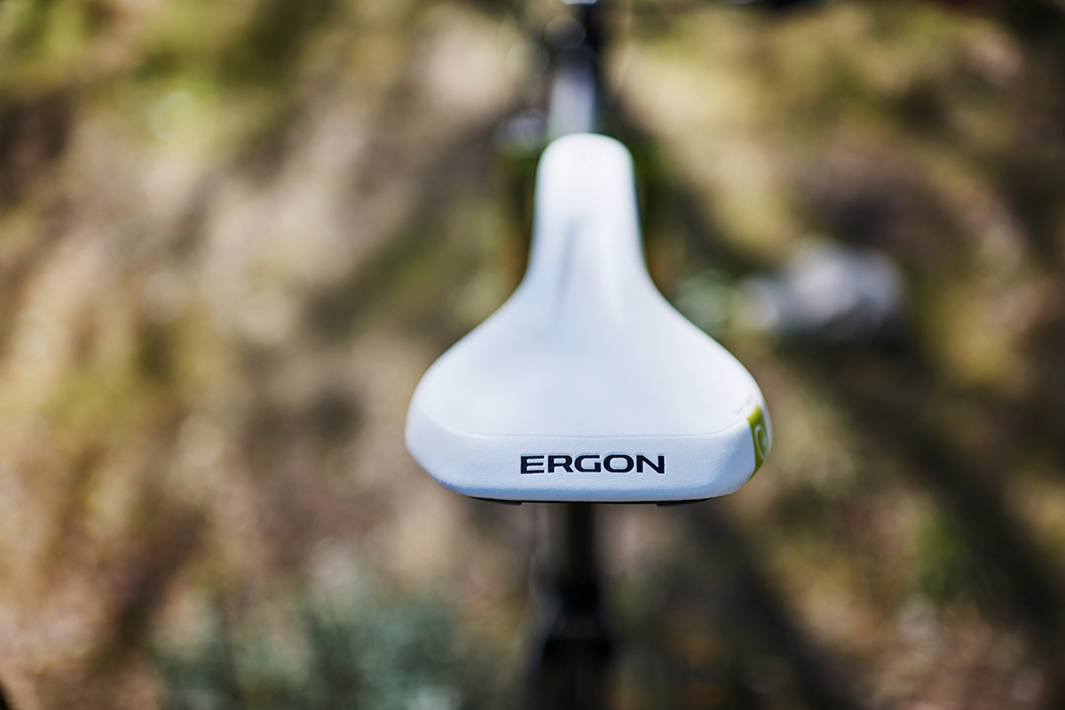 white，Seat design，ERGON SMR3，